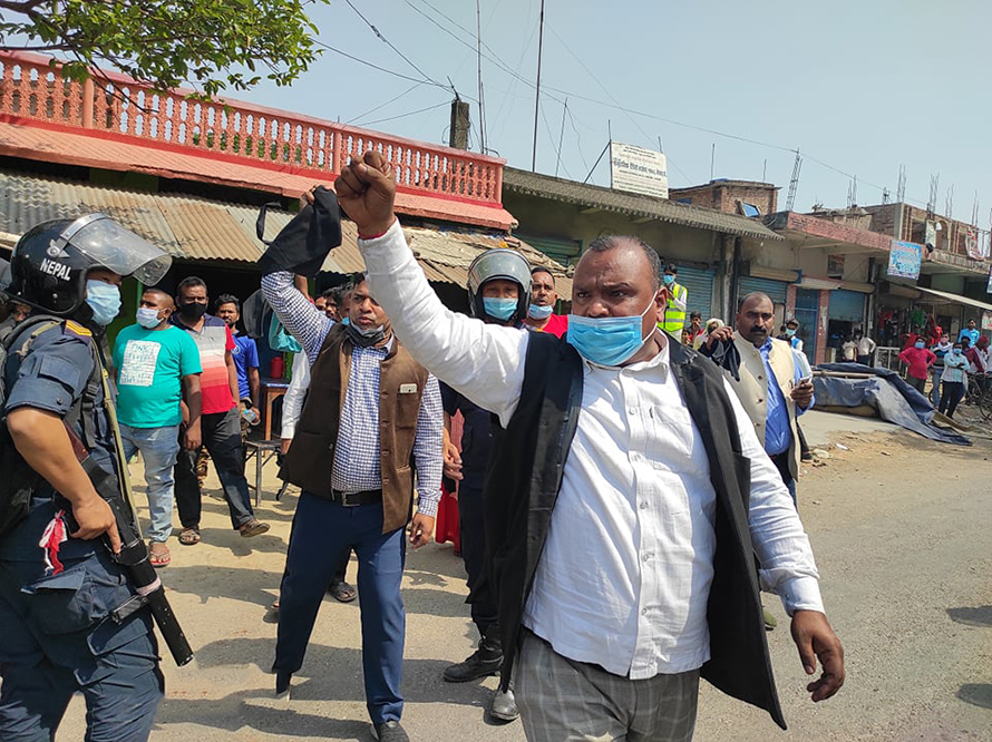 आफ्नै कार्यकर्ताले मन्त्रीलाई देखाए कालोझण्डा, अनैतिक र धोकेबाज भन्दै सन्तोष पाण्डेविरुद्ध नाराबाजी